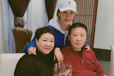 杨紫晒全家福为父亲庆生 举杯庆祝喝到微醺