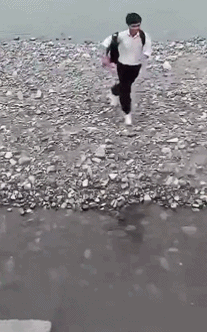 搞笑gif趣图 说厉害吧,其实挺菜的,说不厉害吧,还挺准