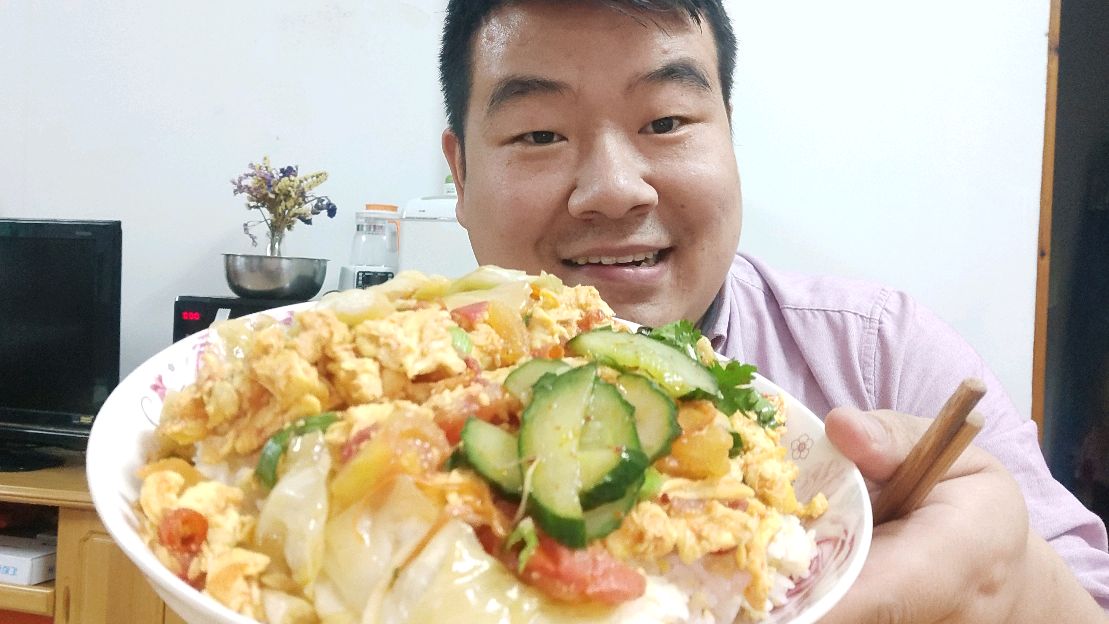 4颗鸡蛋,2个番茄,做一道“番茄炒蛋盖浇饭”吃满满的一大盘