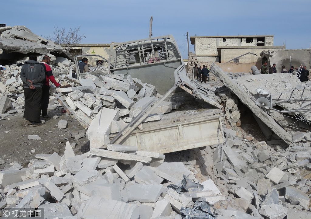叙利亚伊德利卜再遭空袭 大批房屋车辆炸成废墟
