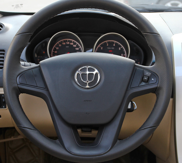 汽车的方向盘的轻重适中,握起来感觉非常不错不错,操控轻松,整体操控