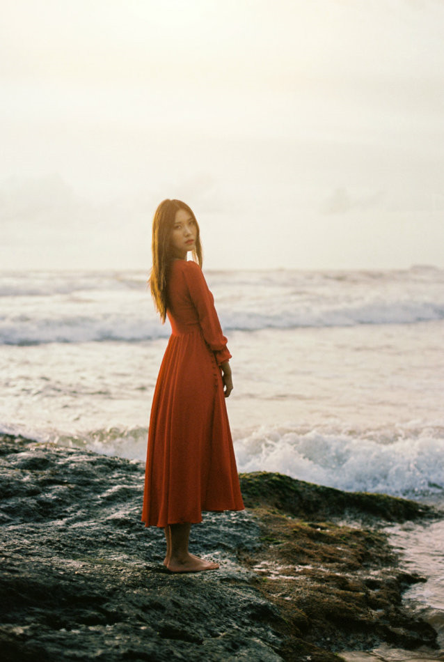 美女摄影:海边美丽优雅的身影