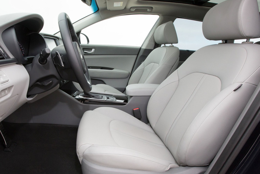 座椅柔软度不错,坐着躺着都很舒服,座椅非常软,适