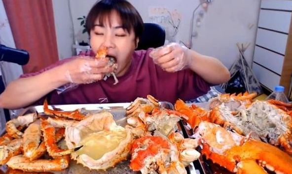 网红花2000元买了只帝王蟹,切开蟹壳不见一点肉,被网友嘲笑!