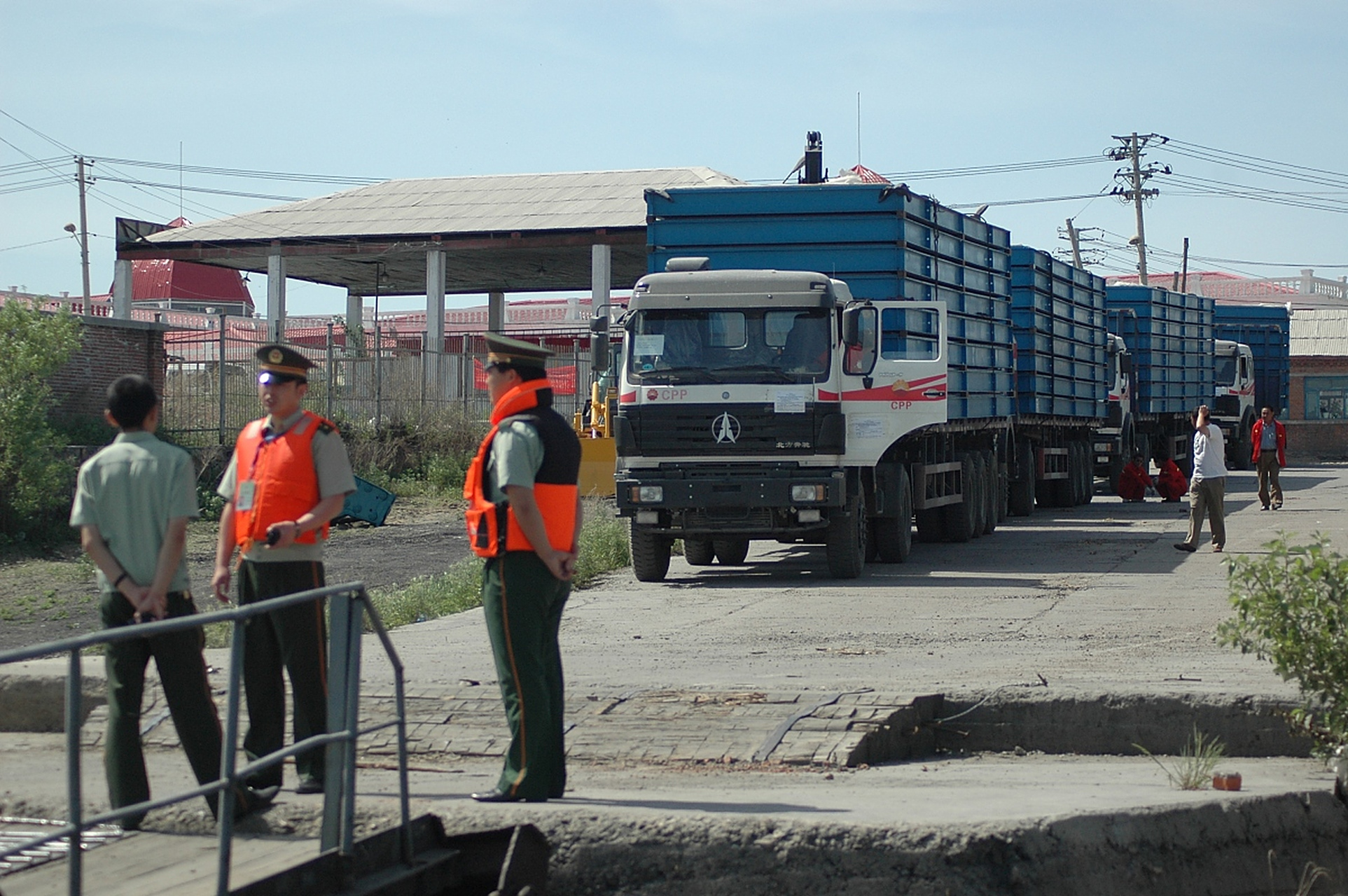 中俄边境700辆卡车排队等通关,口岸已开启24小时工作模式.