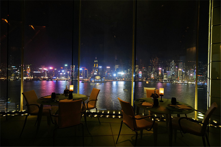 香港半岛酒店夜景太无敌,酒店28楼felix餐厅,是印象最深的地方