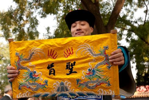 太监冒险假传圣旨,宣旨时偷换掉一个字,救下了上千条无辜的生命