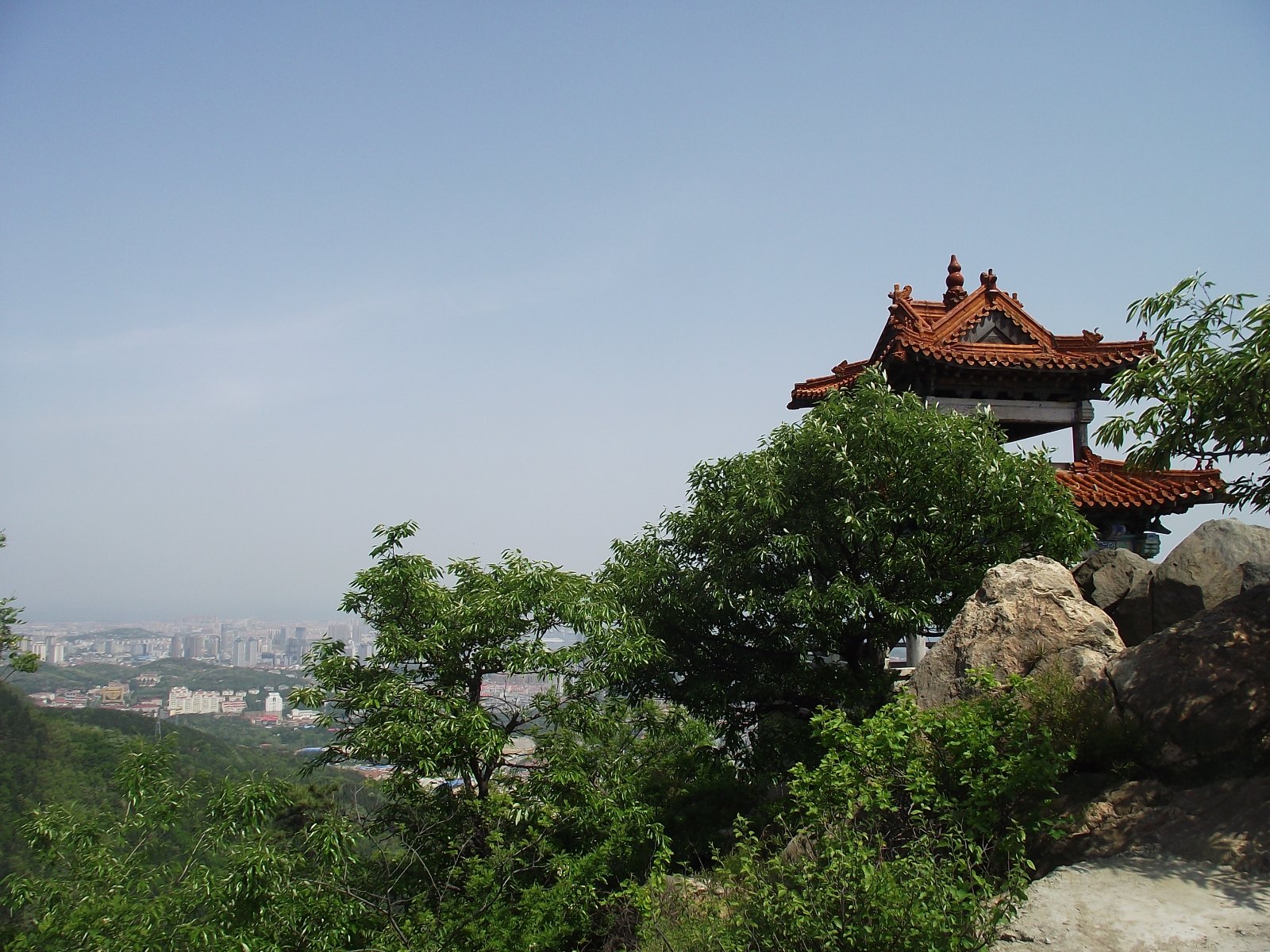 塔山位于烟台市区东南部,因其主峰早年建有一座宝塔而得名.