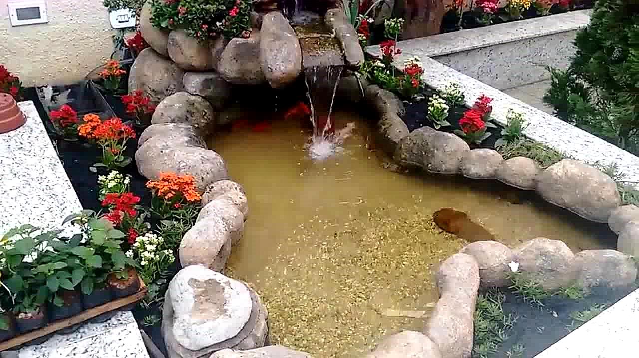 用石头搭建的小鱼池,瀑布流水的设计很漂亮!
