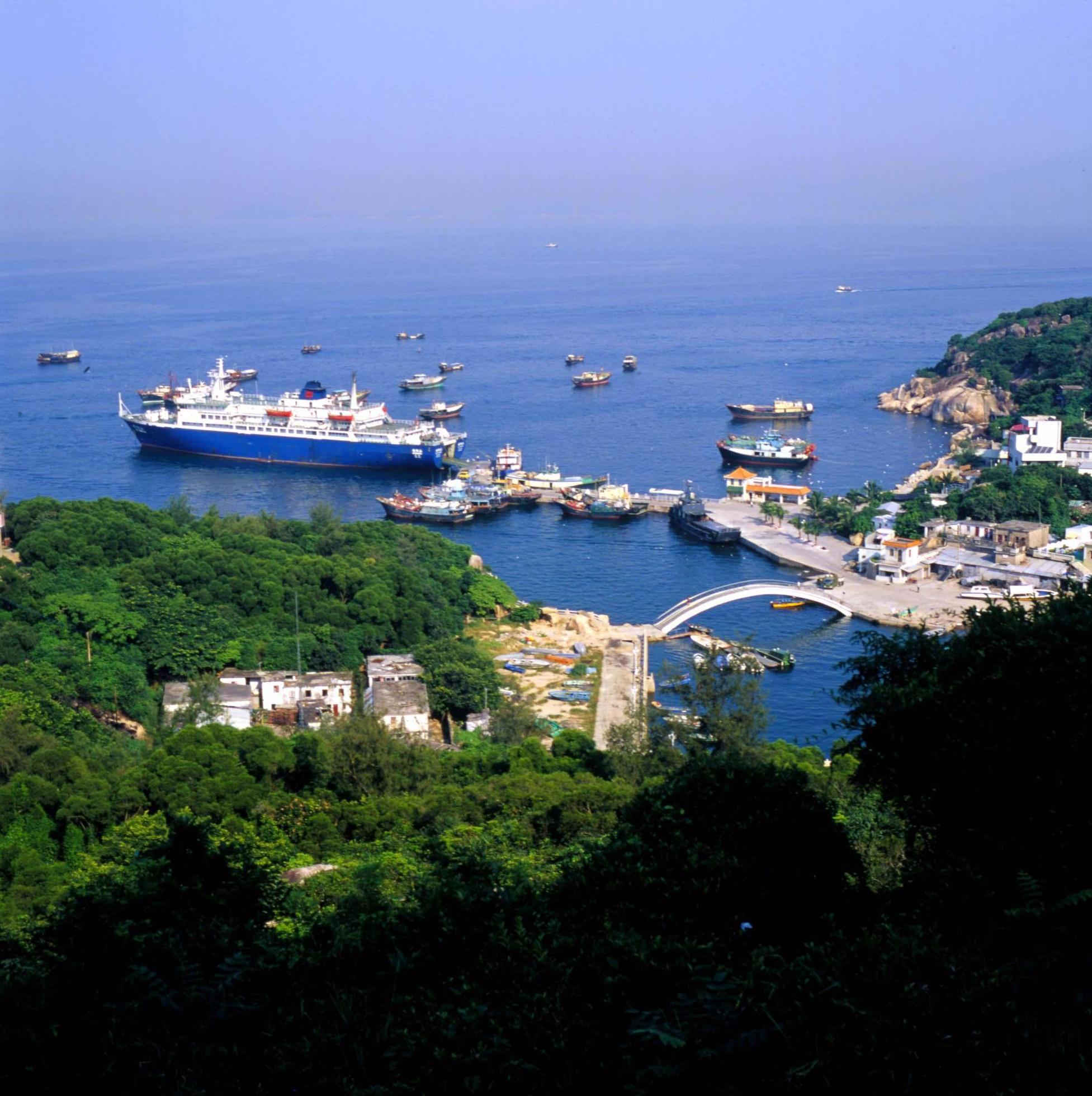珠海市外伶仃岛海面的渔船