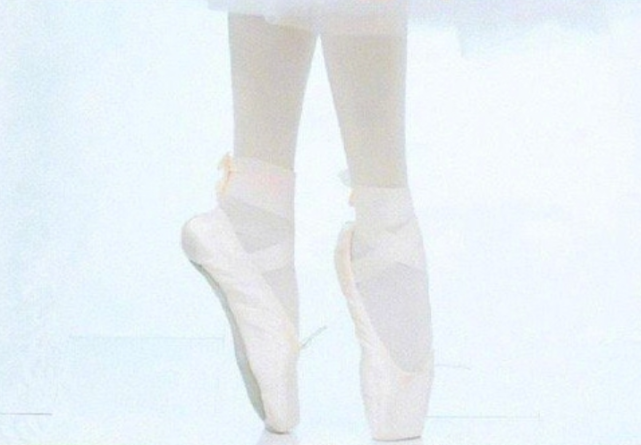 郑爽穿白裙跳芭蕾舞,当她踮起脚尖那一刻,才知道她多有天赋