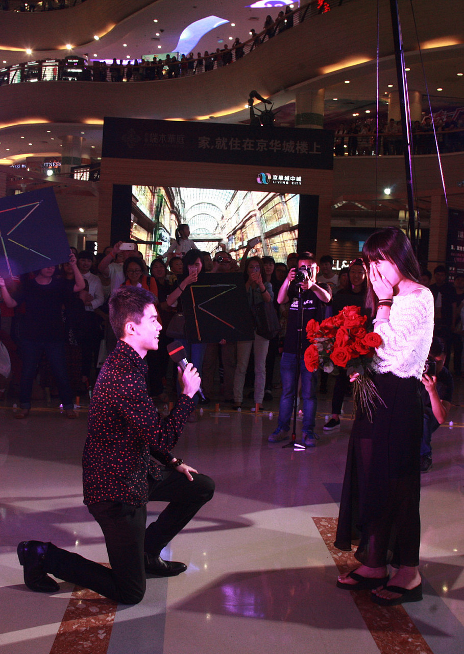 小刚决定向他的女朋友求婚,为了给她一个惊喜,他用无人机在空中组成了