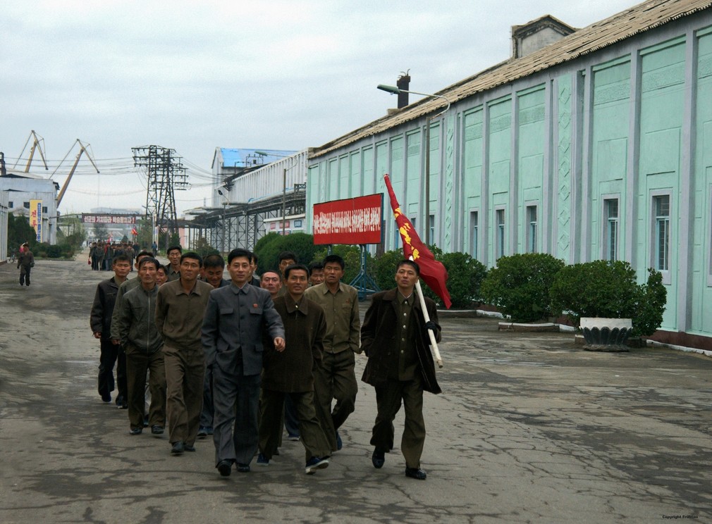 实拍朝鲜普通民众生活,好像回到了七十年代的岁月!