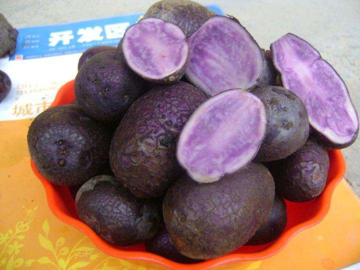 不知道有没有吃过,毕竟日常吃的土豆的都是黄色的,还真没有紫色的呢!