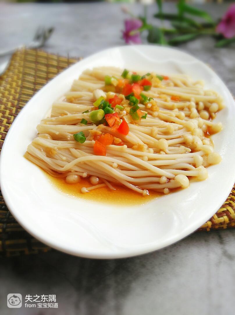 「蘑菇美食」只需几分钟,一道原汁原味的白灼金针菇就上桌了