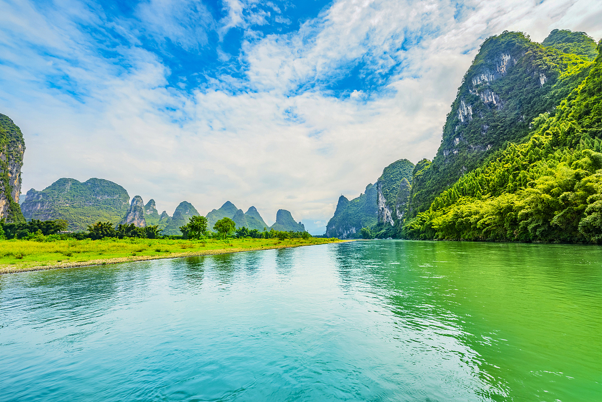 桂林漓江风景区是世界上规模最大,风景最美的岩溶山水游览区,千百年来