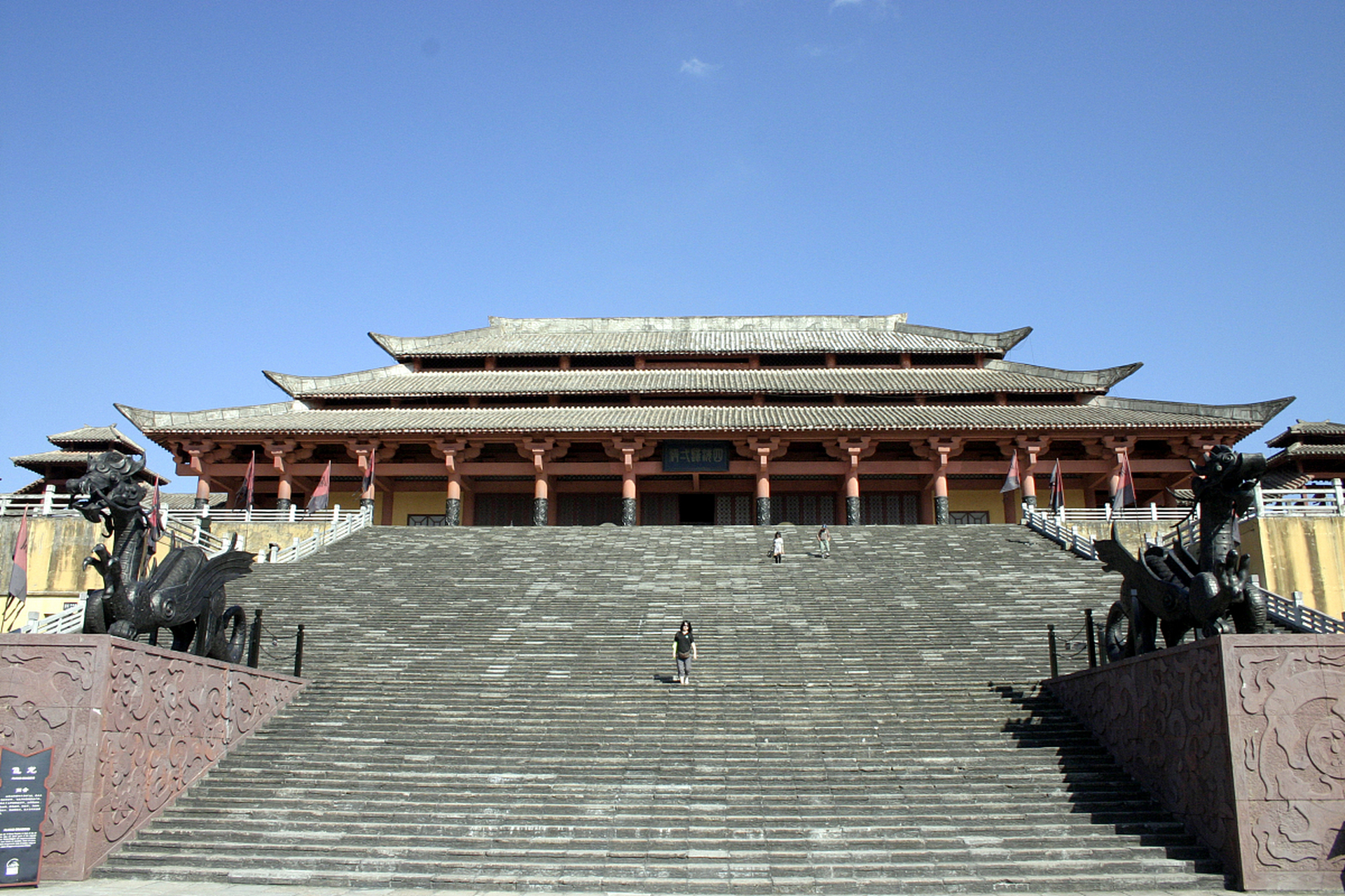 横店秦王宫是中国最大的影视拍摄基地之一,以高度还原秦朝宫殿风貌而