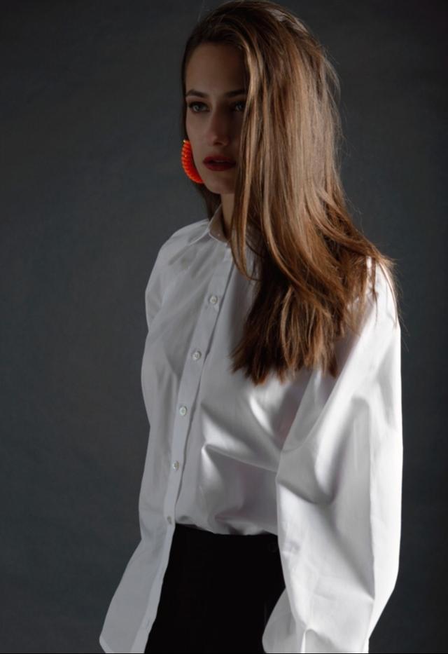 《囧妈》让欧丽娅大火,男人看了热血沸腾的她,日常穿搭妩媚娇艳