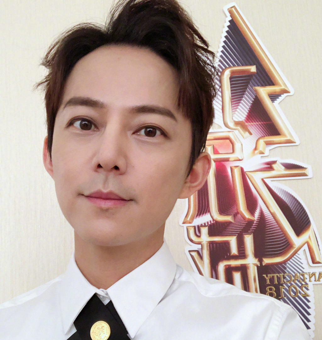 何炅海报照片,一身深蓝色衬衣,帅帅的! 转载自百家号作者:娱顽童