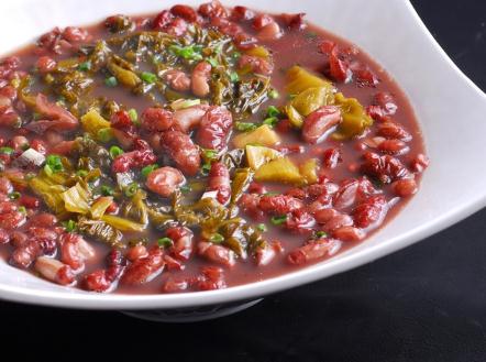 酸菜红豆汤,酸菜酸而脆,汤味酸辣可口,食之令人胃口大开