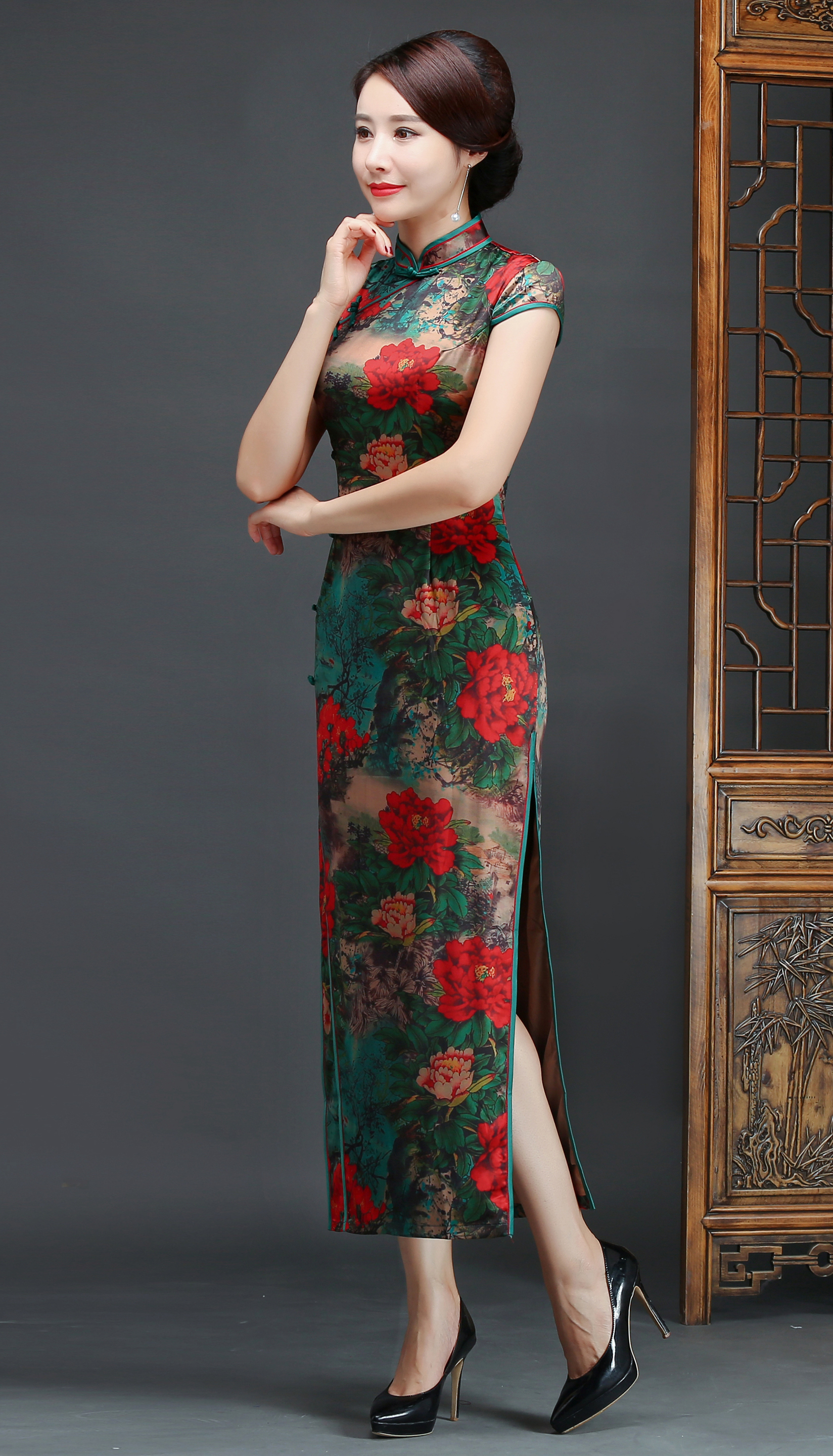 长款旗袍裙,绿叶配红花的图案,非常迷人