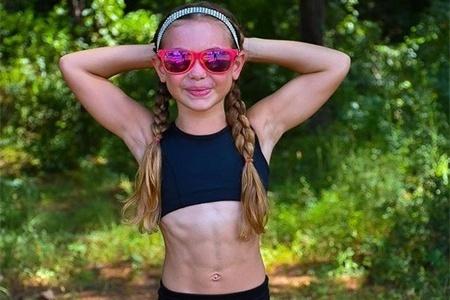 8岁小女孩健身有多强?腹肌已经很明显,一般成年人比不上她!
