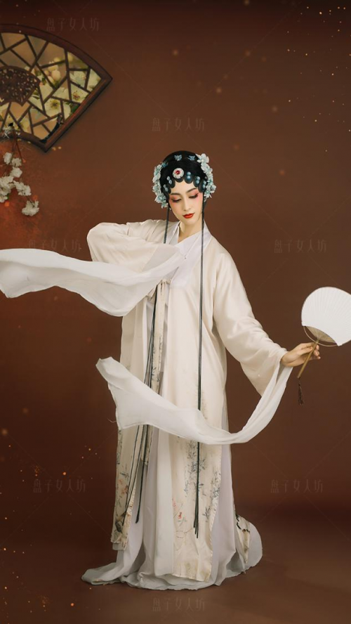 而若要说到拍摄一套古装写真,首先被提及的,必是"盘子女人坊",据说,想