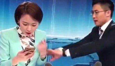 新闻联播女主持人以为直播结束,玩起了手机