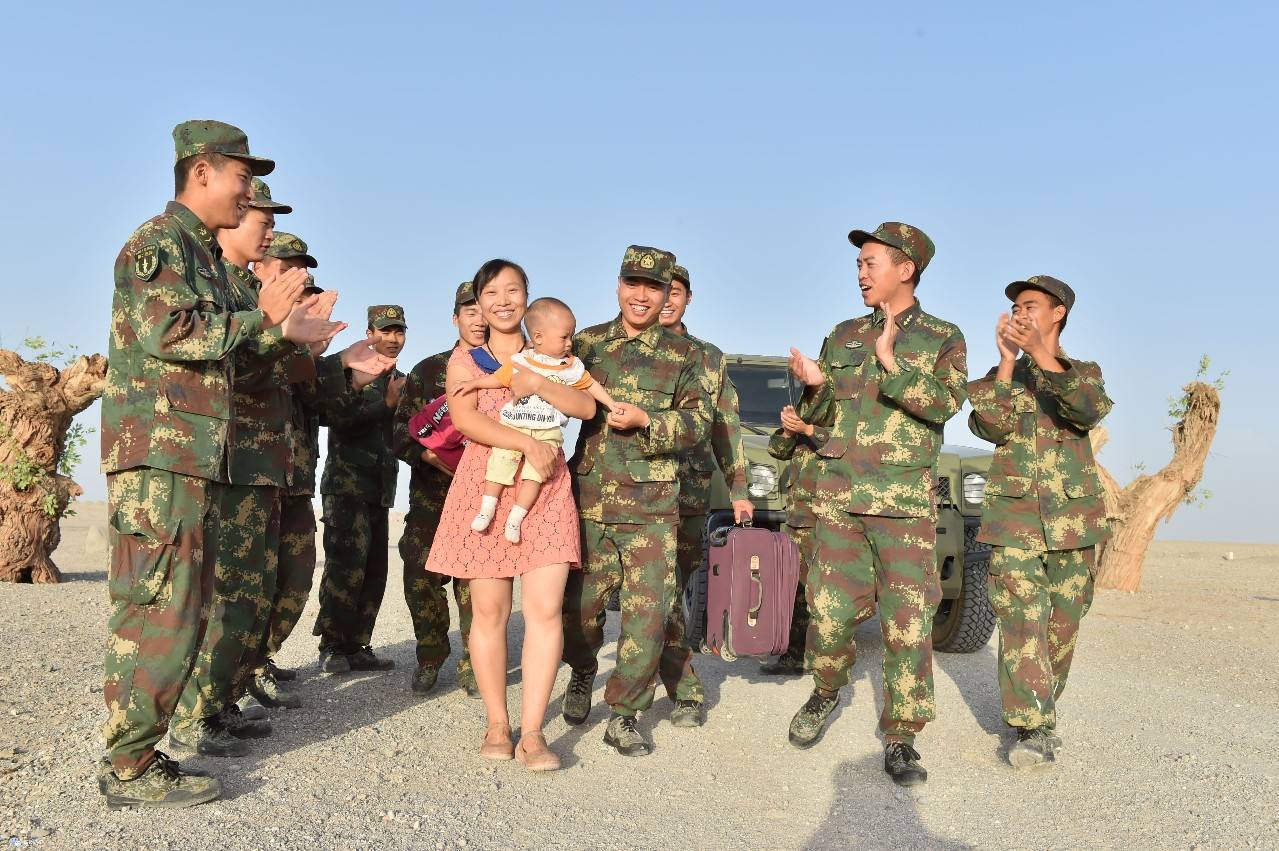 军人军嫂其实没有表面那么风光,承受着常人无法忍受的痛苦,敬佩