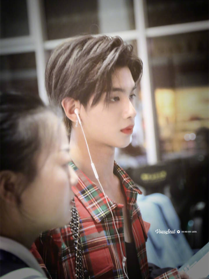 蔡徐坤justin同穿格纹衬衫,一个配黑裤,一个搭牛仔,各有各的帅