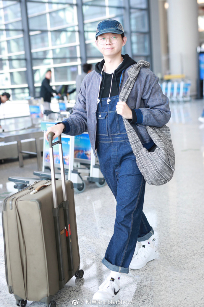 霍尊一身减龄穿搭走机场,背带裤配卫衣乖巧软萌,肩上的包裹亮了