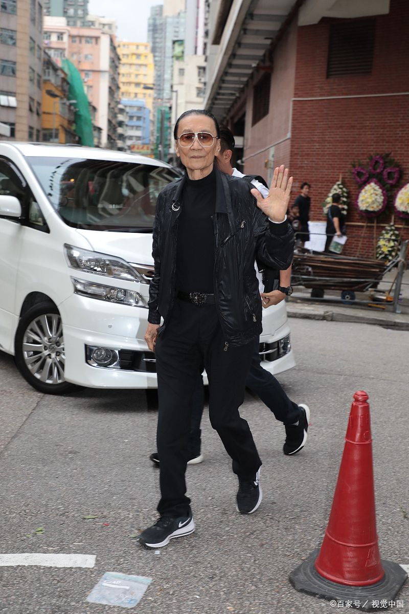 87岁谢贤现身香港街头,穿夹克长裤打扮严实,助手保姆共四人相伴 谢贤