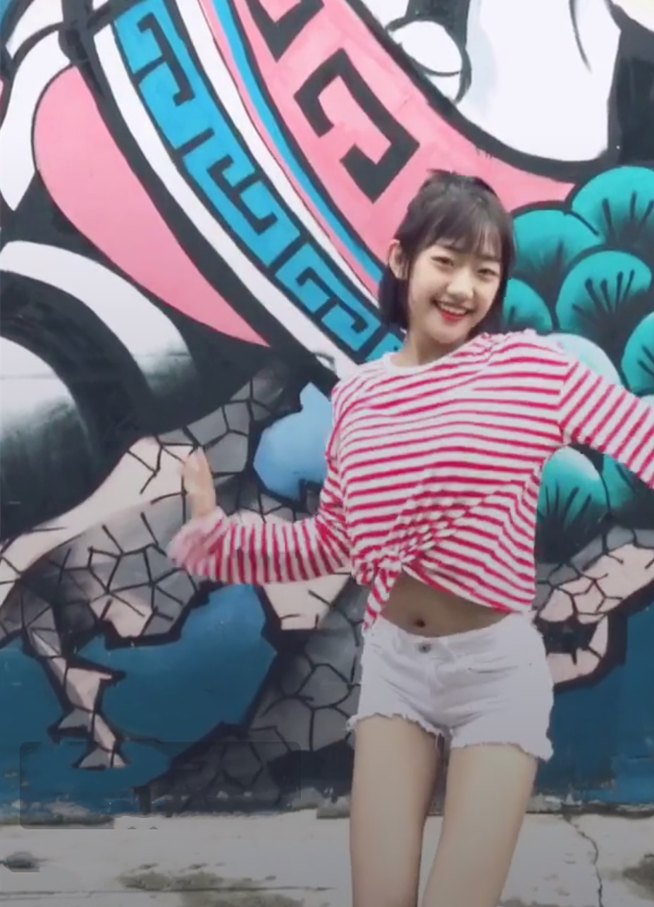 代古拉k狂秀"女友腹",短裤短到大腿根,网友:幸亏我按了暂停