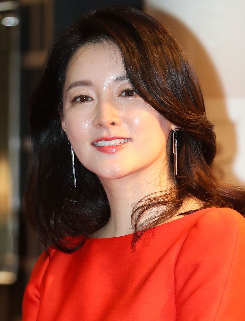 标题:伤感歌手李英新歌上线,旋律悠扬感人肺腑  第一章:音乐才子李英 