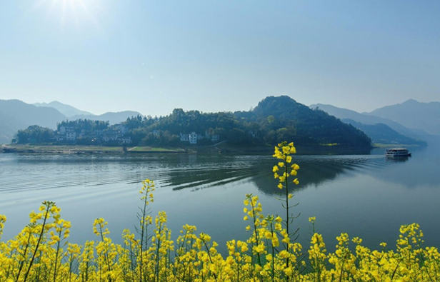 歙县新安江,安江之水,不论深浅,都清澈见底;也不管春夏秋冬,都皎洁如