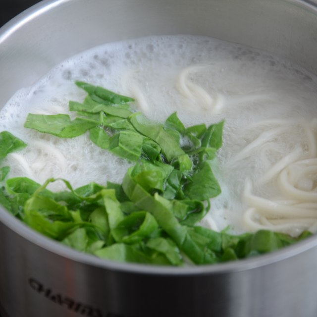 清汤肉丝面,鲜香的汤汁冒着热气,吃一口,满足的不仅仅是疲惫的身体