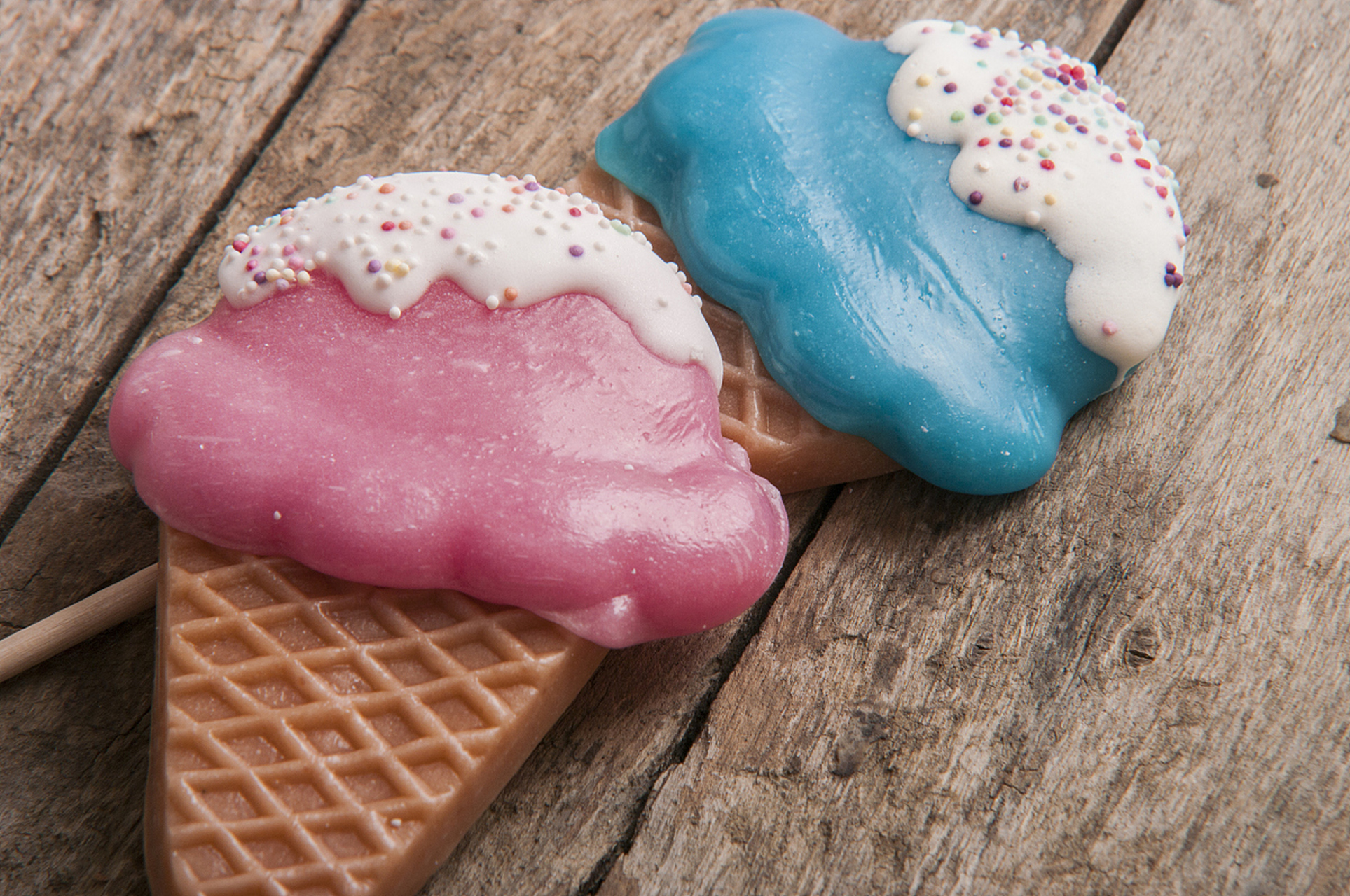 最近,一款韩式泡泡雪泥雪糕引起了争议,因为它的包装看起来像避孕套.