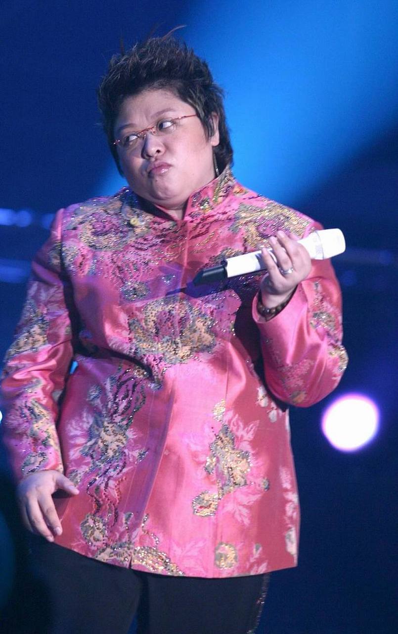 51岁的韩红在个人社交平台高调发文,大致有两点重要信息: 【1】作为