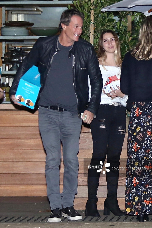 当地时间2018年12月20日,美国马里布,兰德·杰柏(rande gerber)与朋友