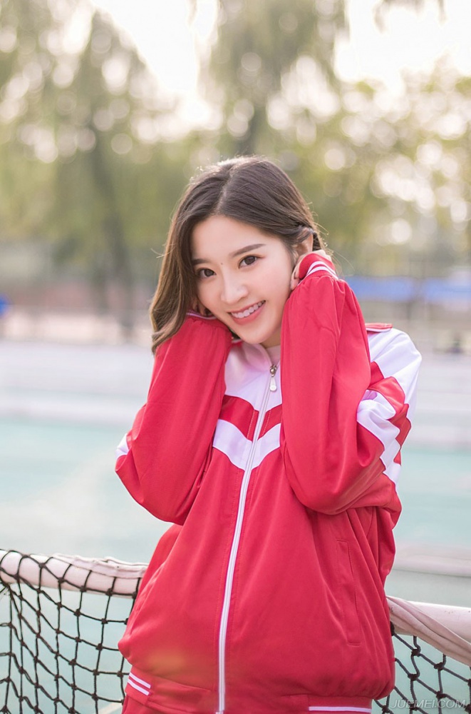 操场穿校服的高中生美女 甜美活泼