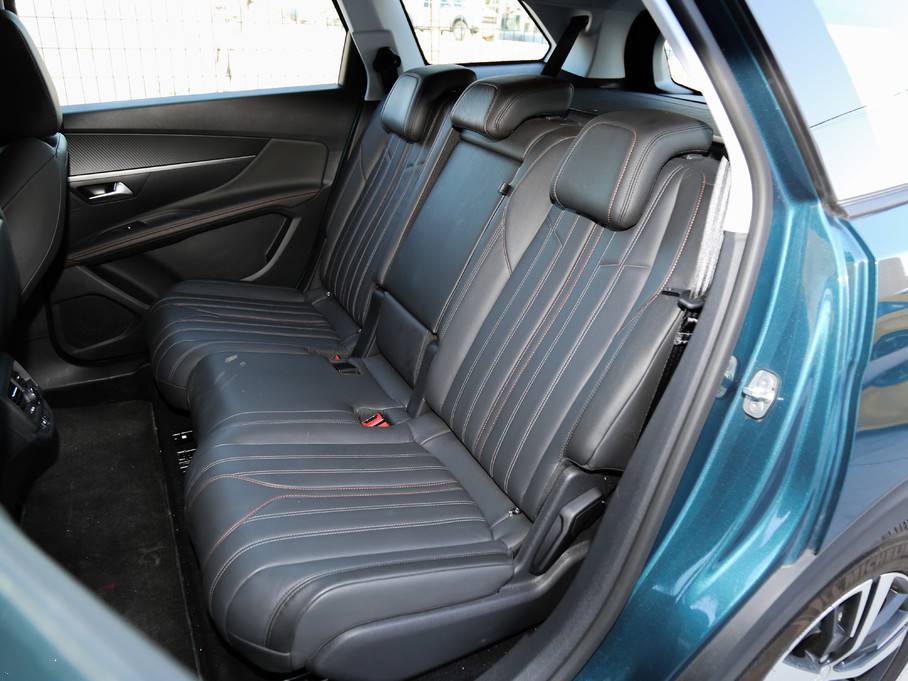 后排的座椅支撑性良好,三个独立的头枕给了这款车非常不错的视觉效果