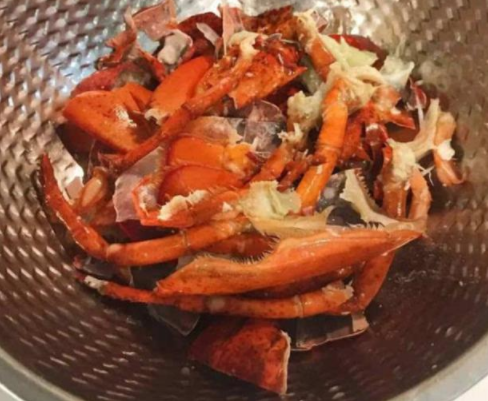 跟朋友吃小龙虾,吃完把虾壳拼在一起,老板直接给"免单"了!