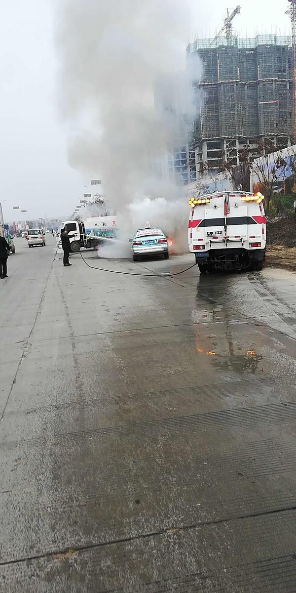 "水"力全开!商丘一出租车意外着火 三辆洒水车合力灭火