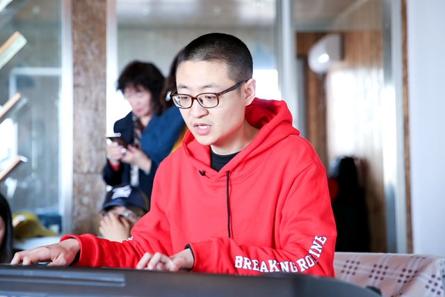 海子离世30年 诗歌真情暖人间 "春满人间海子诗歌音乐会"举办