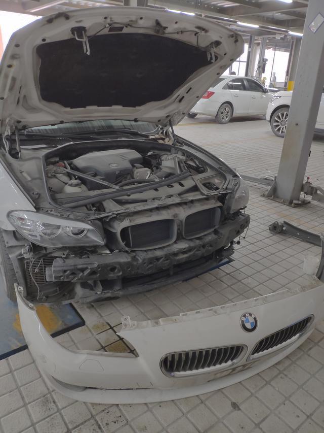 宝马5系拆前后保险杠过程,维修师傅:这是我拆的最舒服的保险杠