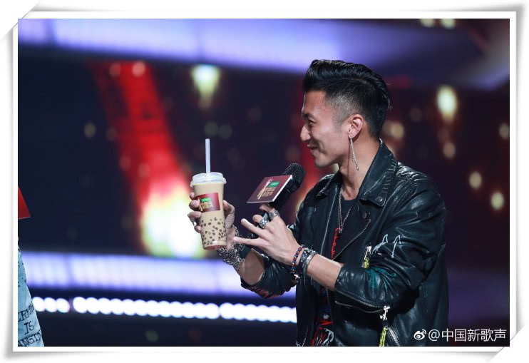 新歌声导师见面时的反应!谢霆锋送周杰伦奶茶,李健送哈林保温杯