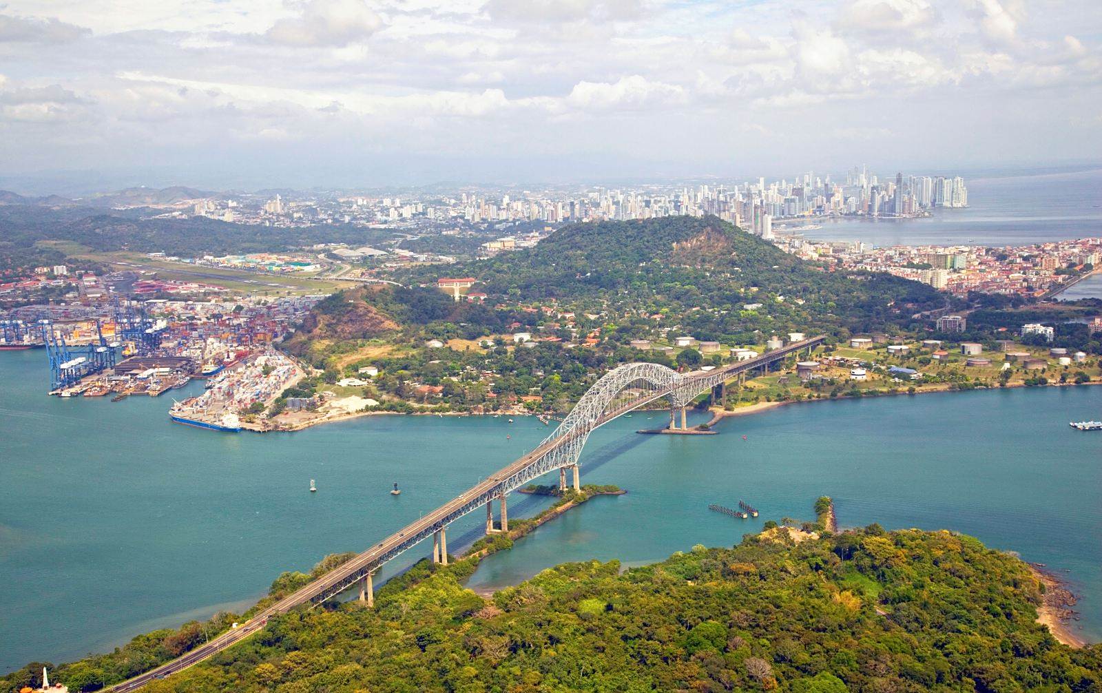 巴拿马运河位于中美洲的巴拿马,横穿巴拿马地峡,总长82公里,宽的地方