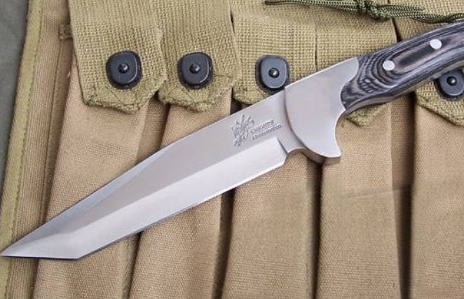 挪威海盗刀:全长31cm;类型:格斗刀;刃长17cm;刃宽3cm;材质440c高碳钢.