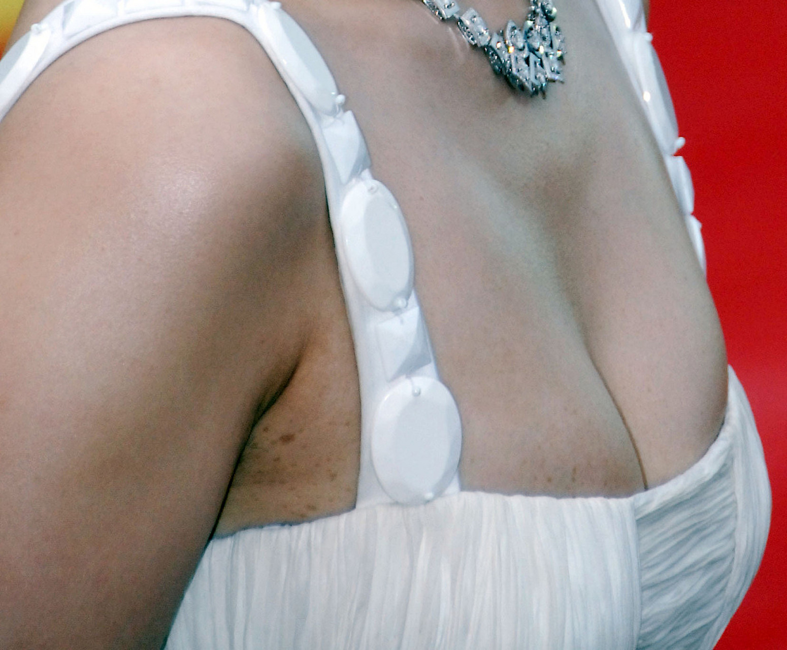 有些女生的胸部柔软像面包,有些则硬得像馒头.