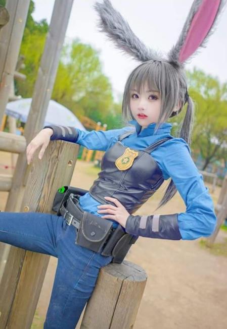 疯狂动物城cos,兔子警官,快把胡萝卜放下,不然我要报警啦!